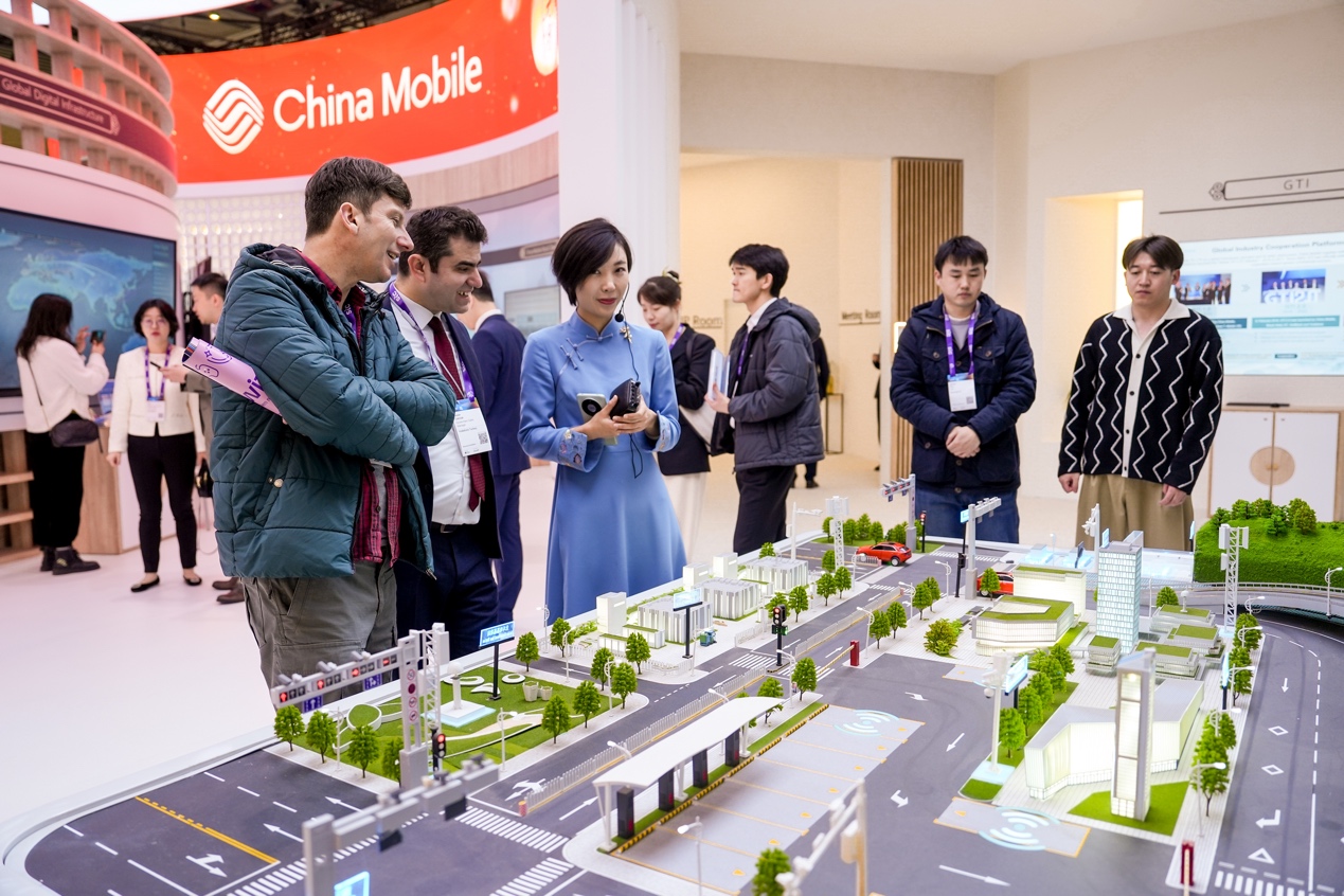 数实共生 智连未来：中国移动闪耀2024世界移动通信大会(图3)